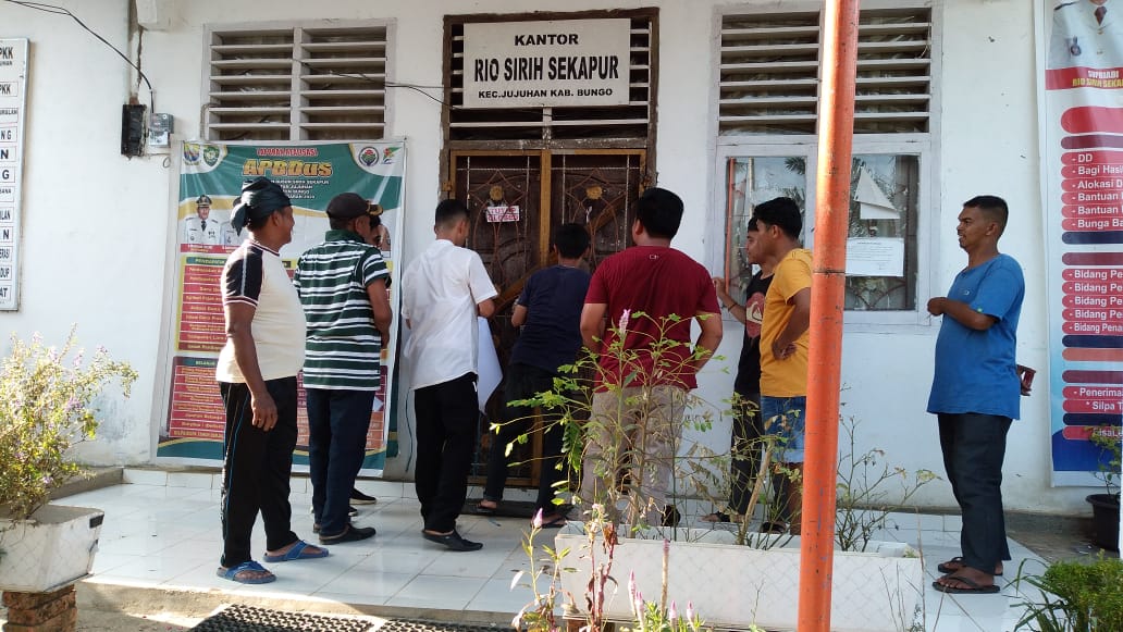 Woow Diduga Gelapkan Dana PAD Warga Dusun Sirih Sekapur Segel Kantor Rio