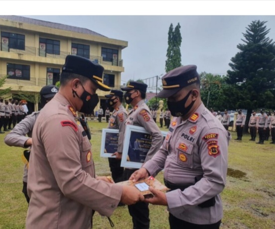 Kapolres Bungo Beri Penghargaan Kepada Personil Yang Berprestasi