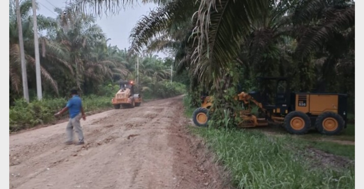 Brigpol Maidani Lansung Turunkan Dua Alat Berat Untuk Perbaikan Jalan Kuamang Kuning Yang Rusak Parah
