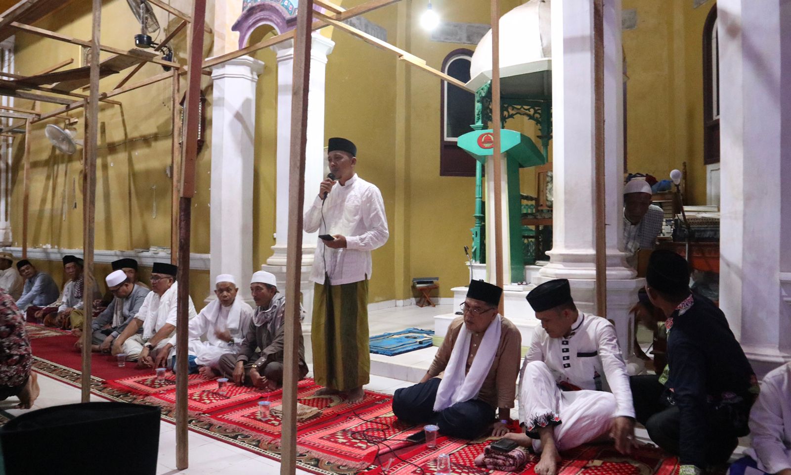 Wabub Bungo Sholat Taraweh Berjamaah Bersama Masyarakat Dusun Empelu Sekaligus Beri Bantuan Sajadah Sholat Untuk Masjid