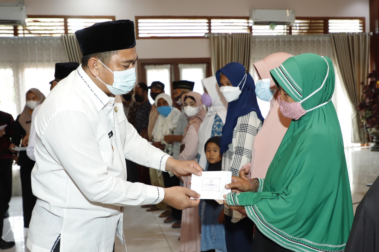 Pemkab Bungo Bersama BAZNAS Salurkan Zakat Konsumtif Kepada Para Mustahiq