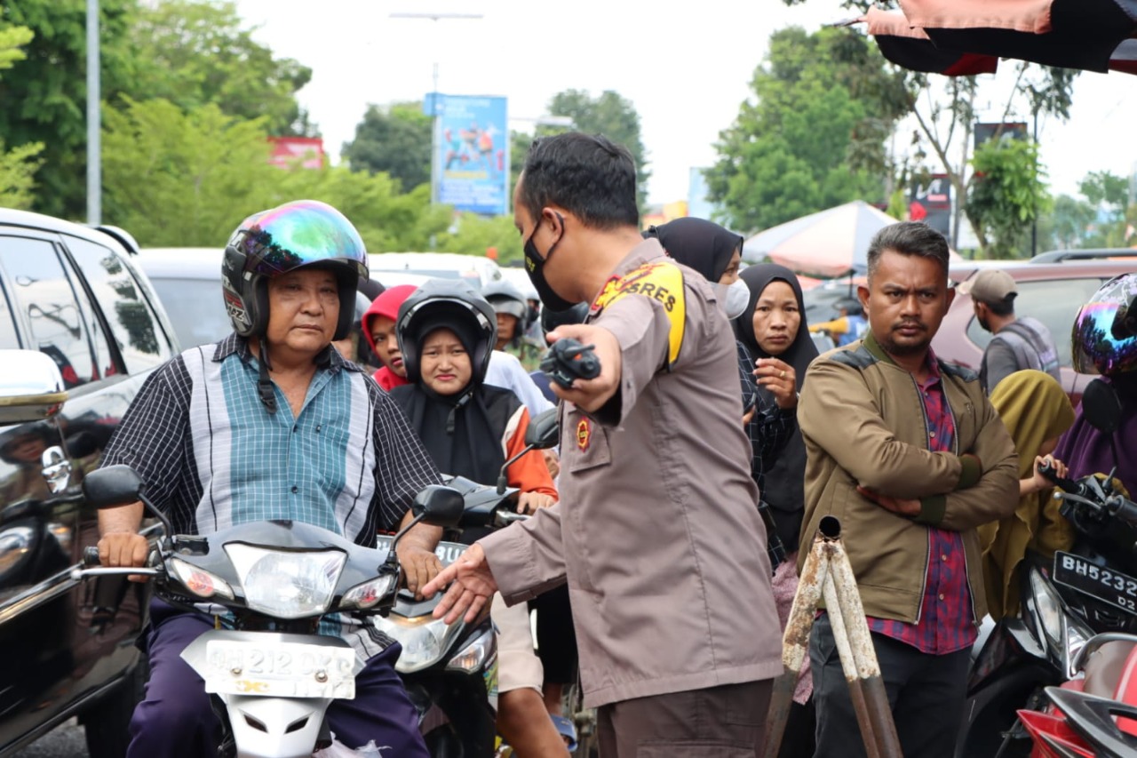 Patut Diacungi Jempol,Aksi Cepat Tanggap Kapolres Bungo Turun Kejalan Urai Kemacetan Dijalinsum