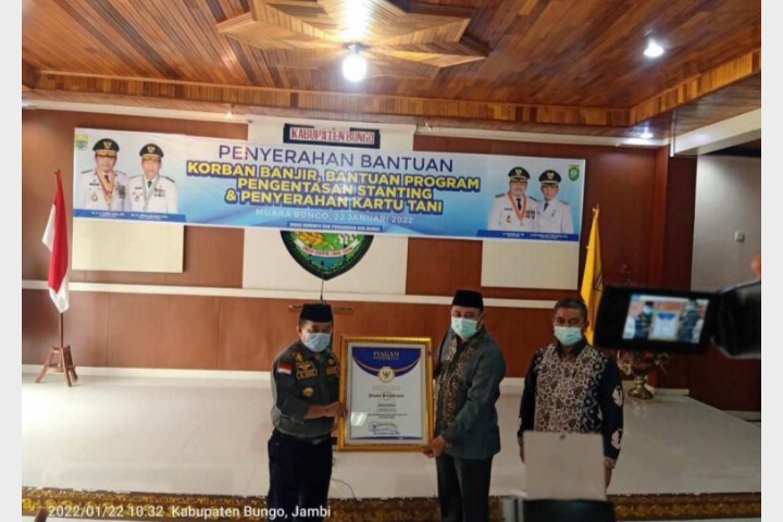Capai Target Vaksin 70% Bupati Bungo H.Mashuri Terima Penghargaan Dari Gubenur Jambi
