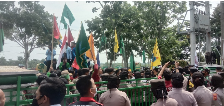 Tolak Perpanjangan Masa Jabatan Presiden,Ratusan Mahasiswa Bungo Geruduk Kantor DPRD