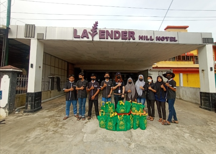 Peduli Terhadap Sesama,Lavender Hill Hotel Bagi Ratusan Paket Sembako Kepada Warga Sekitar