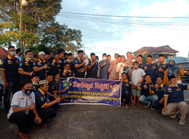 Pengurus Karang Taruna Bersama Bupati Bungo Bagi-Bagi Takjil Gratis Dalam Rangka Safari Ramadhan