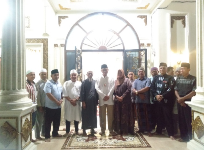 Jalin Silahturahmi,Alparobi Berbagi Takjil dan Buka Bersama Pengurus DPC Gerindra Bungo Serta Tokoh Masyarakat