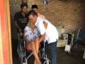 Brigpol Maidani Kembali Serahkan 2 Kursi Roda Kepada Warga Sungai Tembang