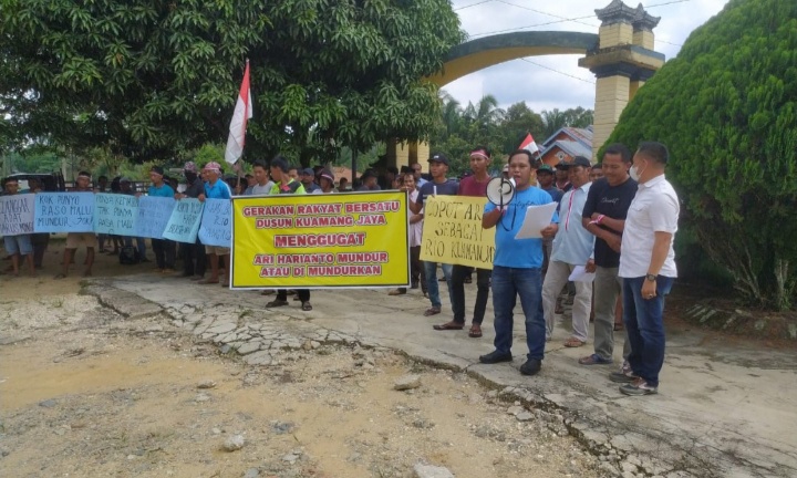 Diduga Mesum,Ratusan Warga Gelar Unjuk Rasa Tuntut Rio Kuamang Jaya Diberhentikan Dari Jabatannya