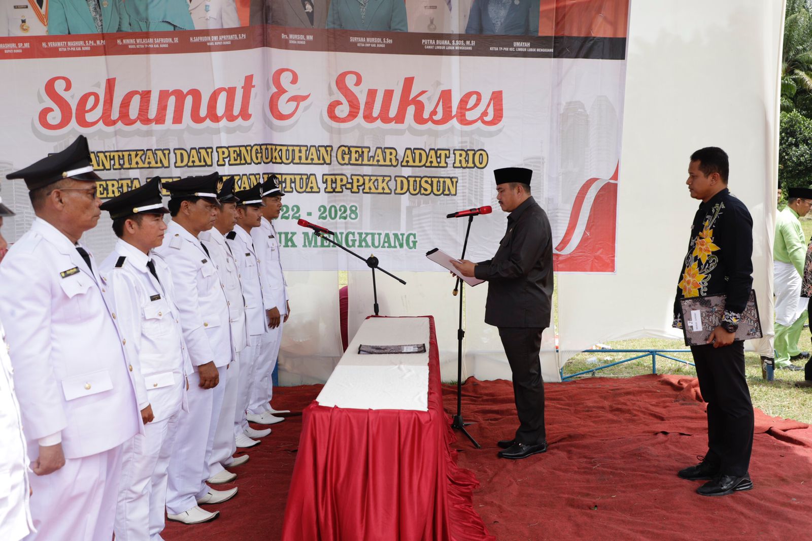 Bupati Bungo H.Mashuri Resmi Melantik 7 Datuk Rio Terpilih Dikecamatan Limbur Lubuk Mengkuang