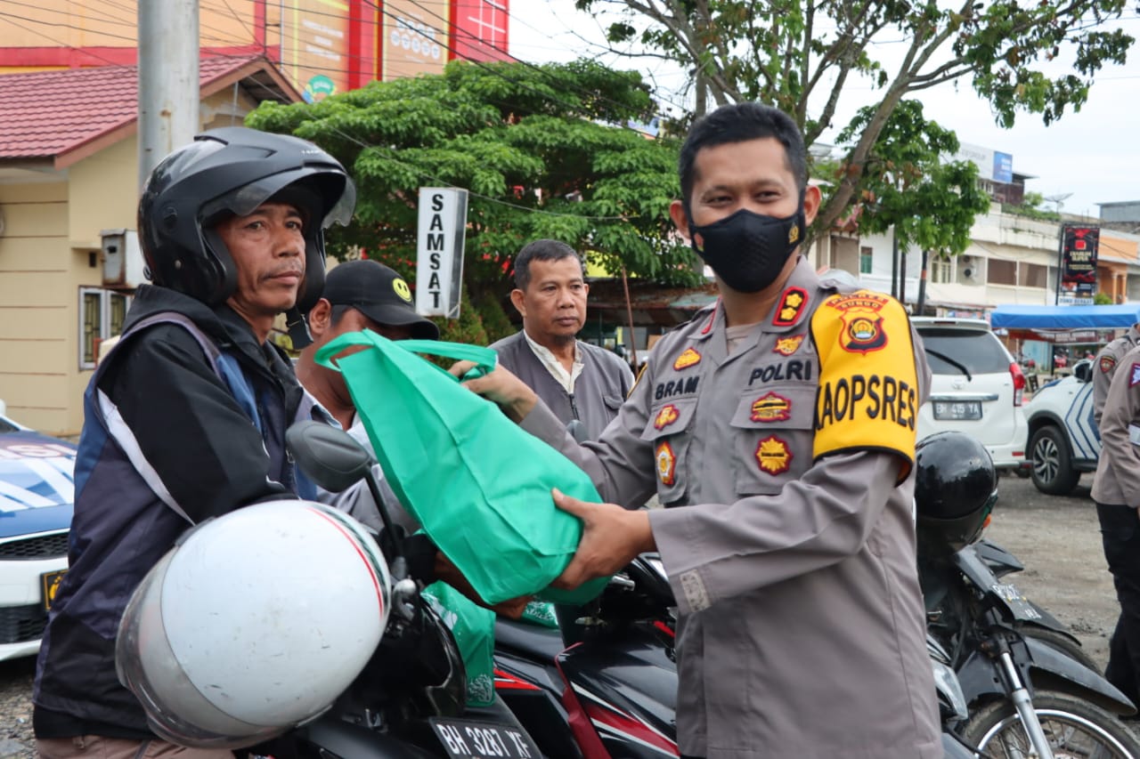 Kapolres Bungo Serahkan Bantuan Paket Sembako Ke Tukang Ojek Pasca Kenaikan Harga BBM