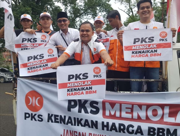 Fraksi PKS Bersama DPD PKS Bentangkan kertas Dengan Seruan Tolak Kenaikan Harga BBM