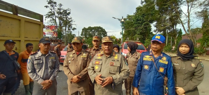 Jelang HUT Bungo Ke-57,Satpol PP dan Damkar Bungo Tertibkan PKL Musiman Yang Berjualan Dibahu Jalan