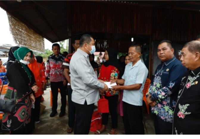 H.Mashuri SP.ME Bupati Bungo Salurkan Bantuan Kepada Korban Kebakaran Di Sungai Pinang