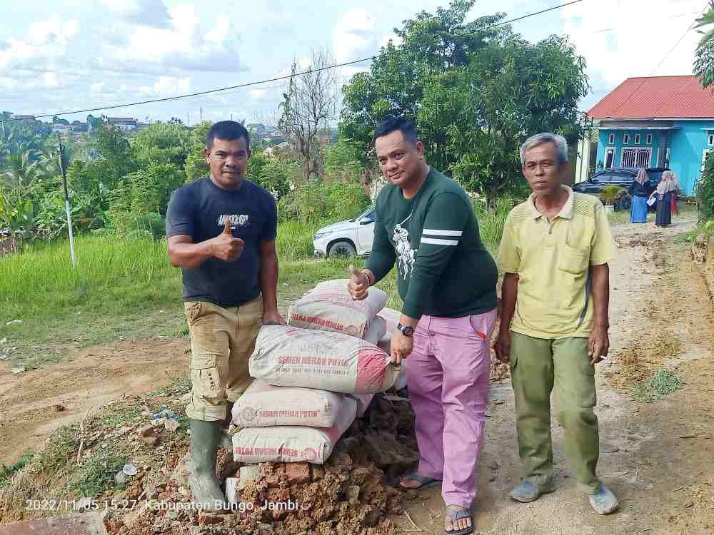 Cepat Tanggap, Anggota DPRD Bungo Dari Fraksi PDI-P Gusriyandi Rifa’i Beri Bantuan Kepada Korban Rumah Roboh