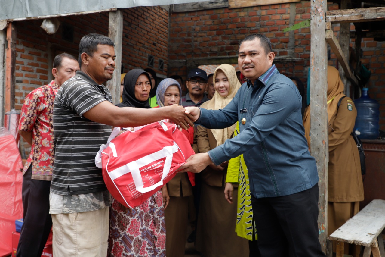 Bupati Didampingi Ketua TP-PKK Bungo Serahkan Bantuan Kepada Korban Rumah Roboh