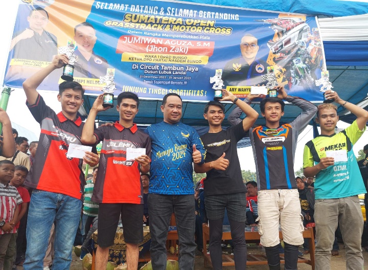 Rebut Piala Jumiwan Aguza,Ribuan Penonton Padati Kejuaraan Sumatra Open Grasstrack dan Motorcross Disirkuit Tambun Jaya Lubuk Landai