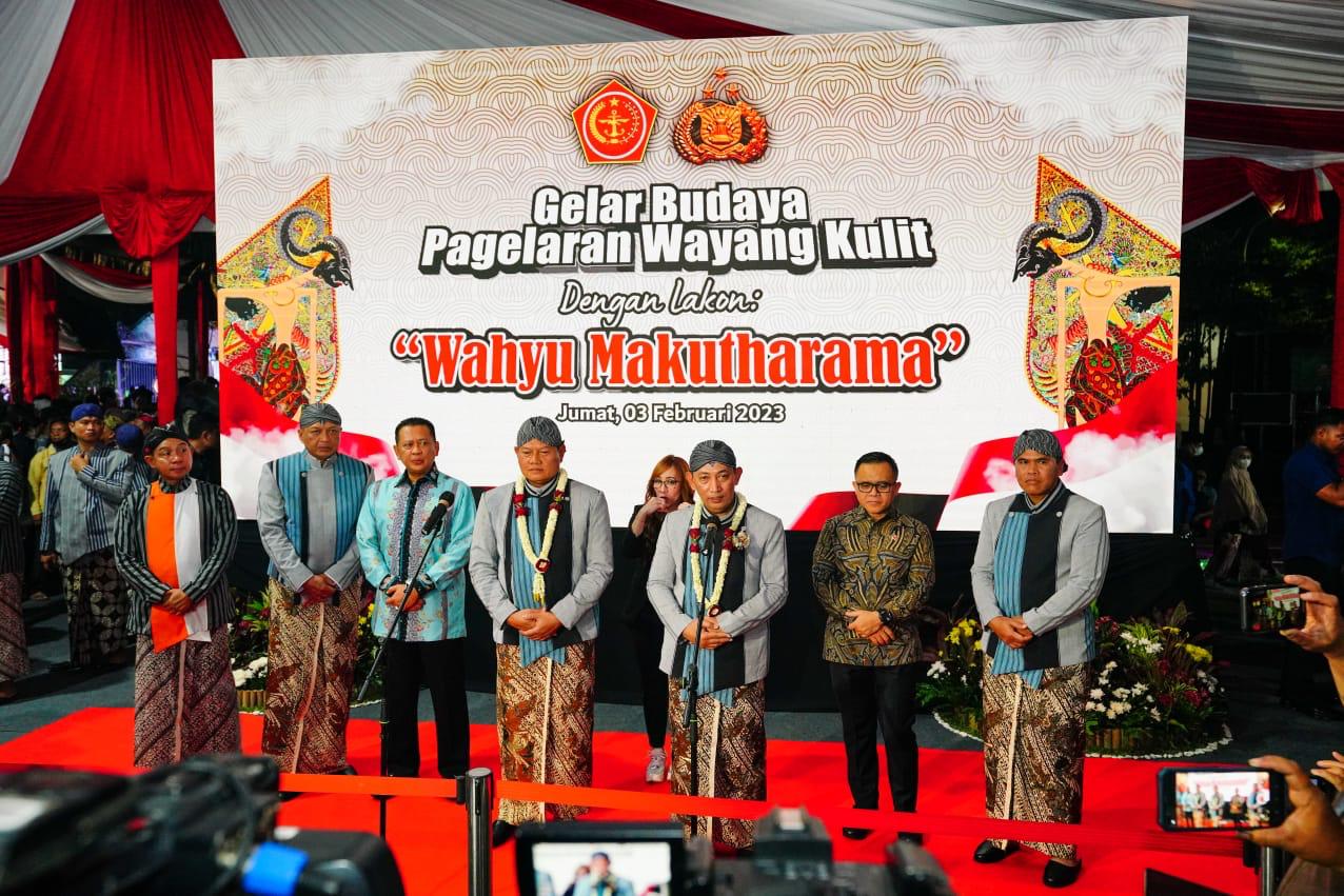 Gelar Wayang Kulit, Kapolri:Perkuat Sinergitas TNI-Polri dan Semakin Dekat Dengan Masyarakat