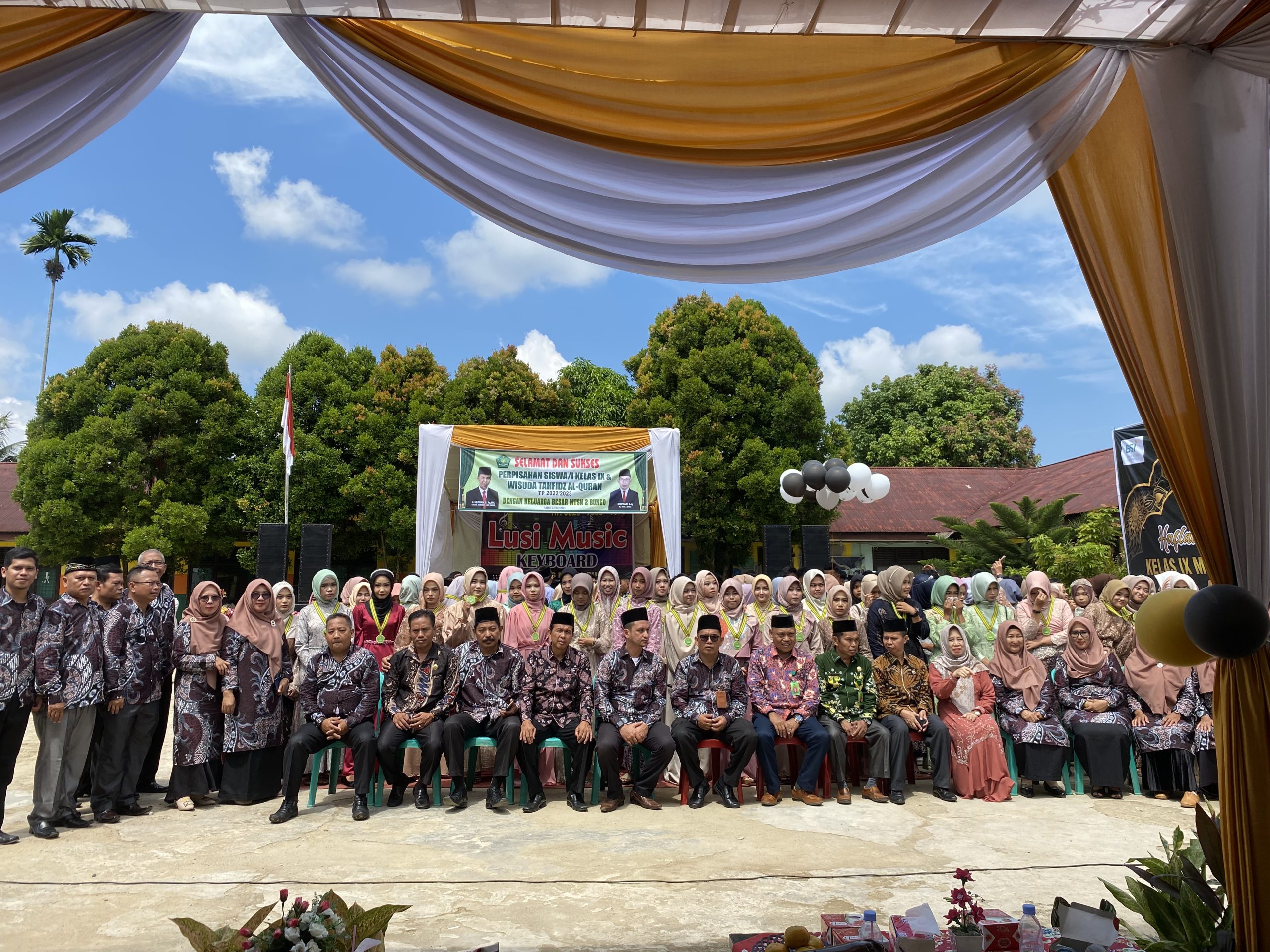 Haflatul Wada’ Kelas IX MTS Negeri 2 Bungo dan Wisuda Tahfidzul Qur’an Berlangsung Sukses dan Meriah