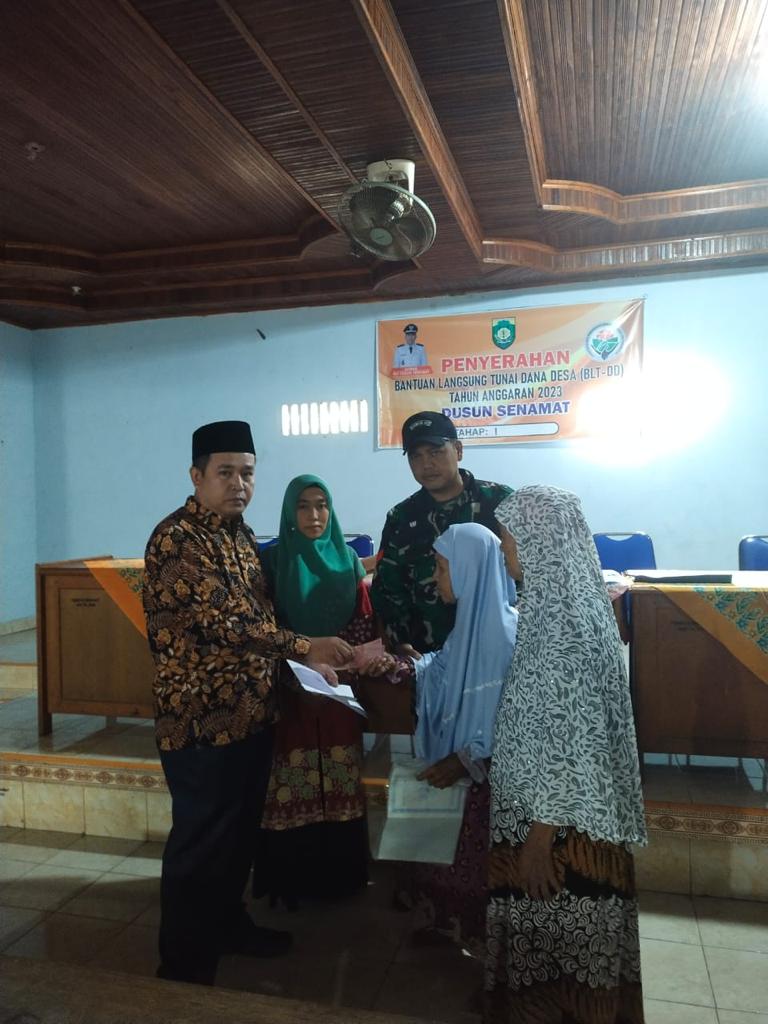 Penyaluran BLT-DD Dusun Senamat Berjalan Sukses,Ini Harapan Rio Kepada Penerima Manfaat BLT-DD