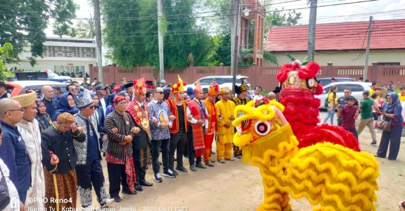 Serahkan Berkas Bacaleg Ke KPU,DPD Nasdem Bungo Konvoi Menggunakan Baju Adat