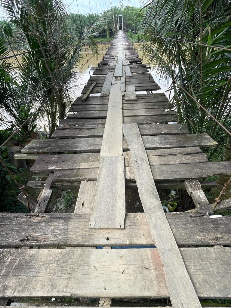 Kondisi Jembatan Gantung Kampung Baru Dusun Sepunggur Rusak Parah,Ancam Keselamatan Warga Yang Melintas