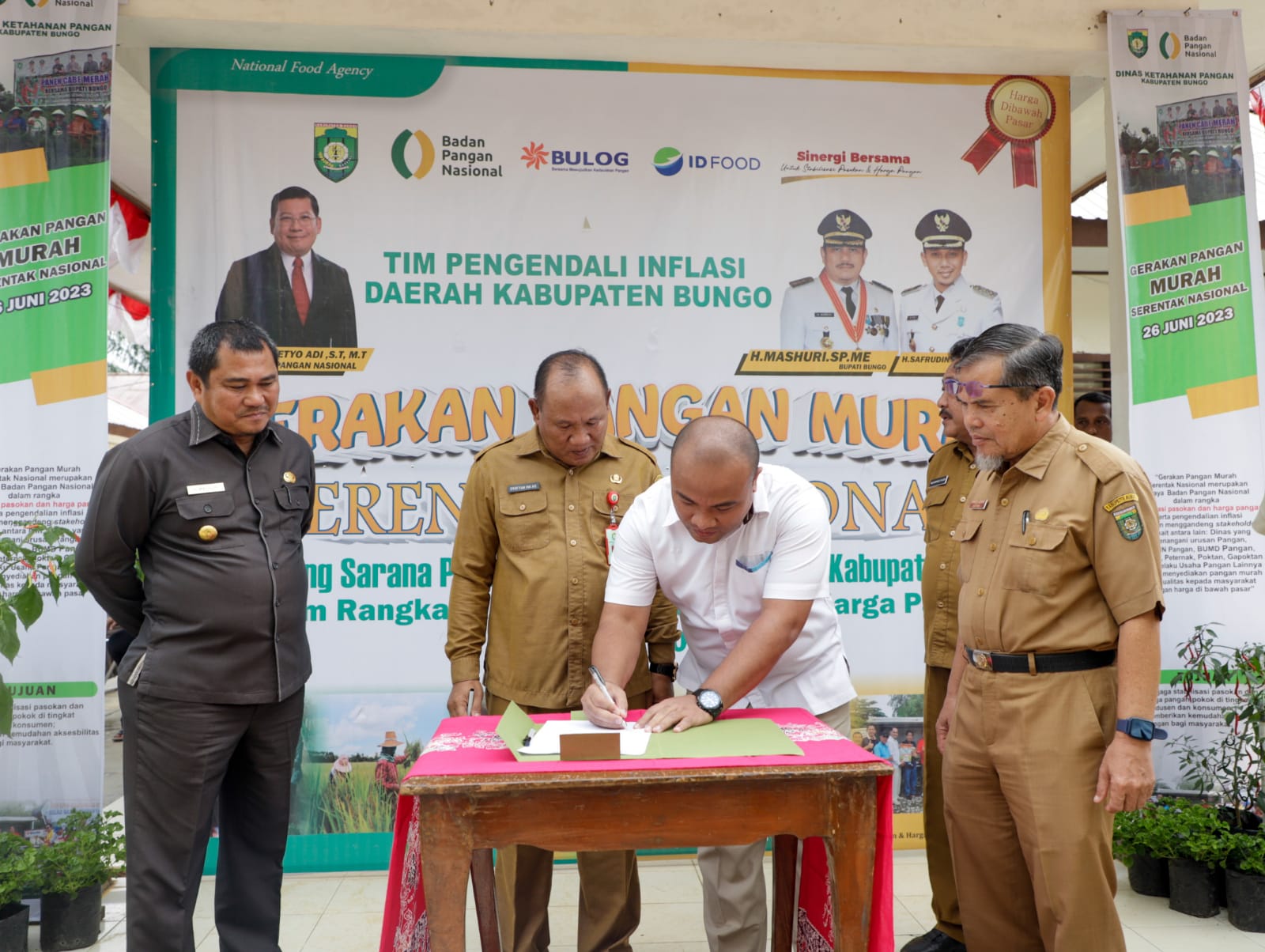 Dihadiri Oleh Bupati,Warga Bungo Berebut Sembako Murah di Dinas Ketahanan Pangan