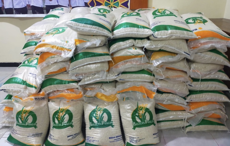Bansos Beras Bulog 10 Kg Kepada Keluarga Tidak Mampu,di Dusun Empelu Diduga Tidak Tepat Sasaran