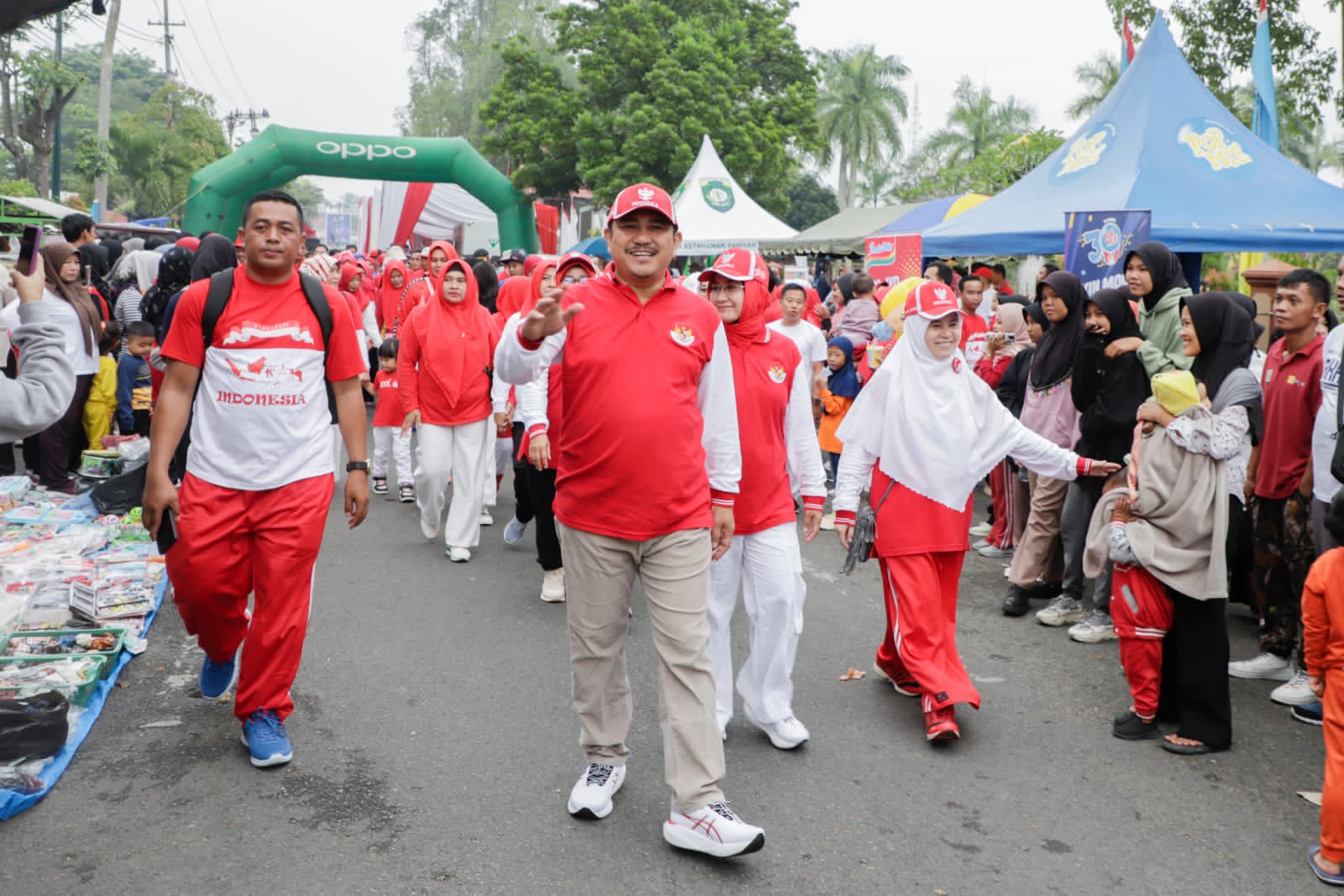 Ribuan Masyarakat Ikuti Jalan Sehat Bersama Bupati Bungo Untuk Menyambut HUT RI Ke-78