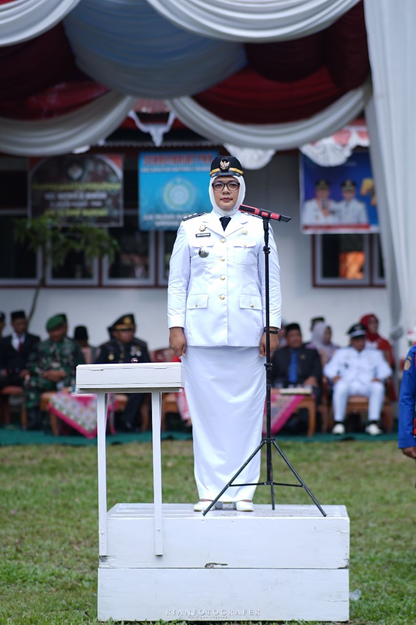 Pengibaran Bendera Merah Putih di Kecamatan Bathin II Babeko Berlangsung Khidmat,Camat Yunita Jadi Inspektur Upacara