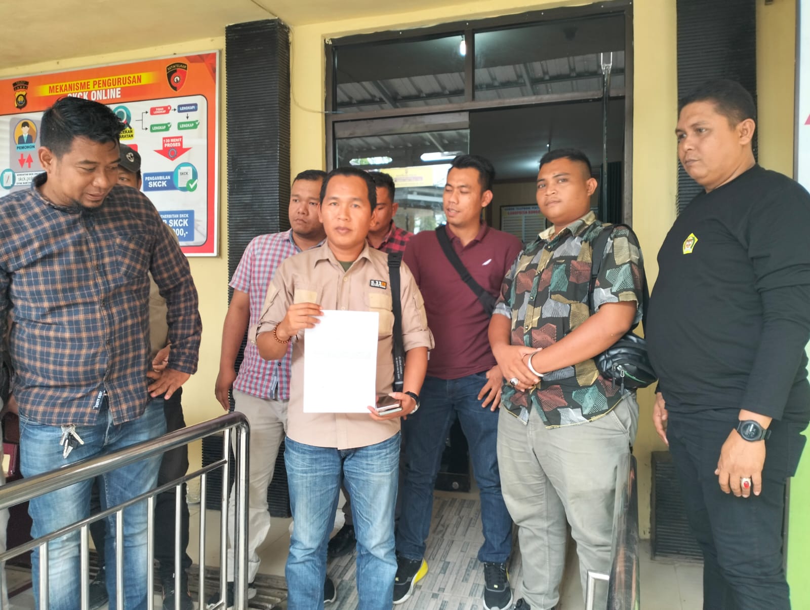 Didampingi Puluhan Wartawan dan LSM,Azroni CS Polisikan Oknum Manajemen Pegasus
