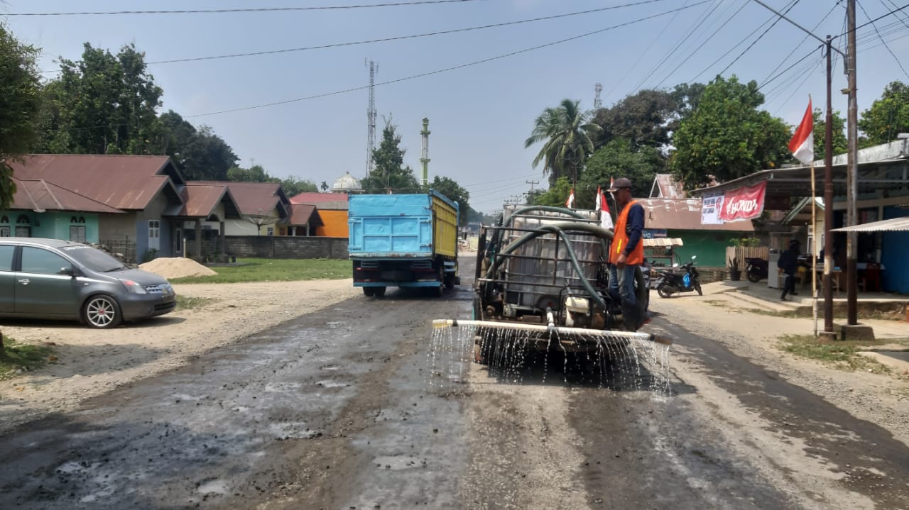 Pemkab Bungo Memperbaiki Jalan Dari Dusun Talang Pantai Hingga Dusun Sungai Arang