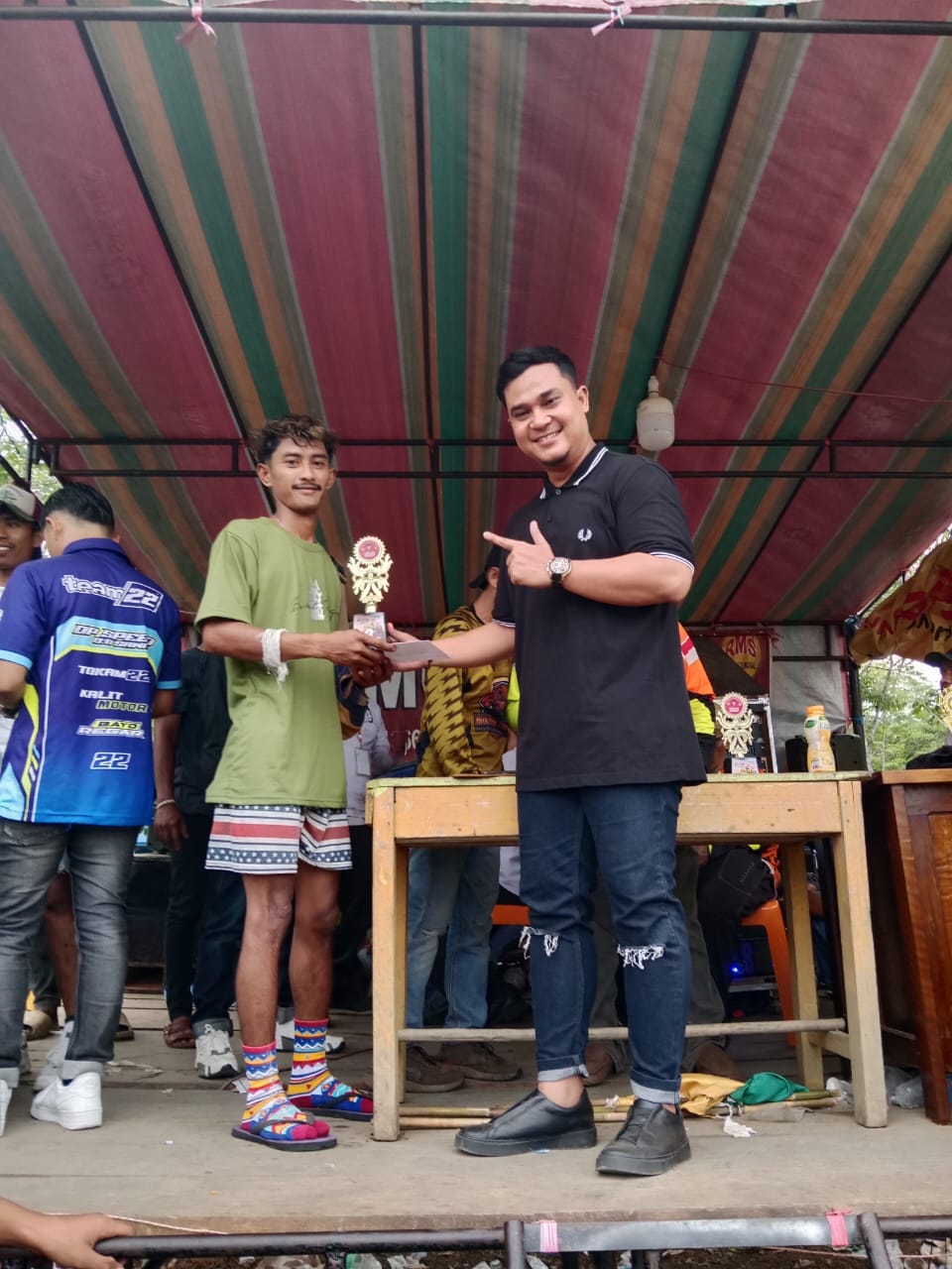 Agung Arie Pradana,Beri Penyerahan Piala Kepada Pemenang Kejuaraan Grasstrack Pemuda Empelu Cup Tahun 2023