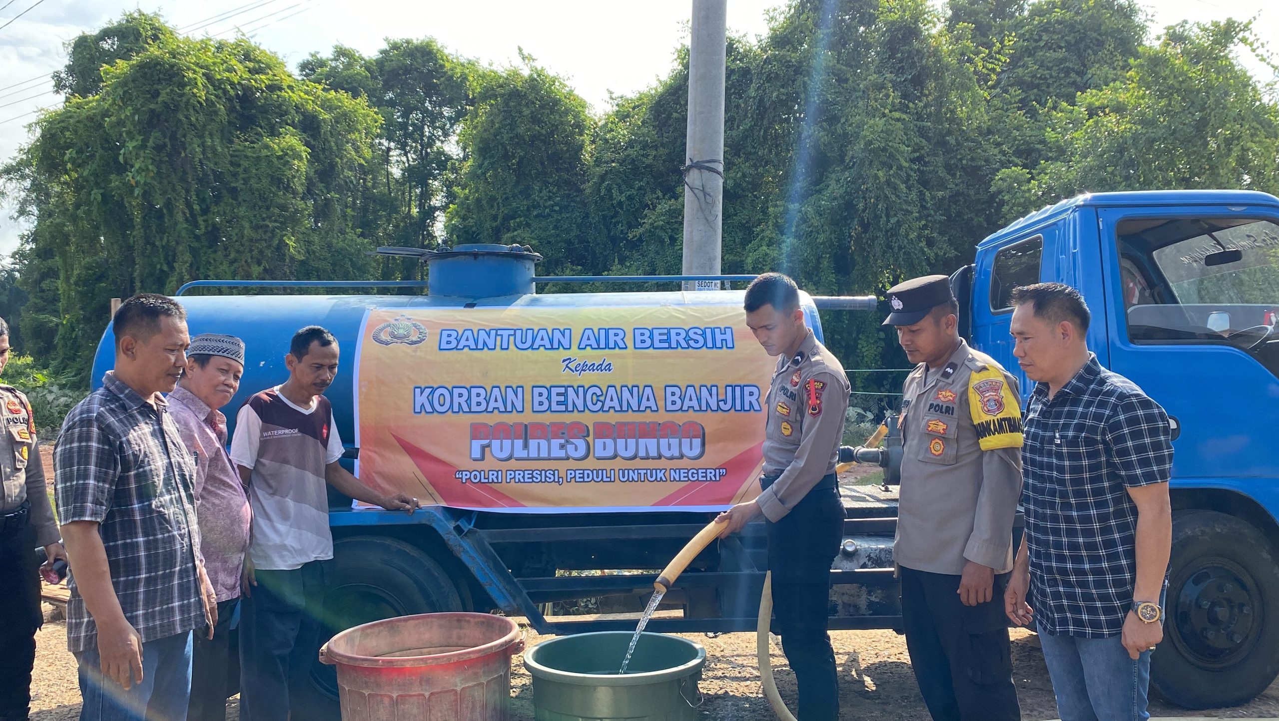 Polres Bungo Salurkan Bantuan Air Bersih Untuk Korban Terdampak Banjir