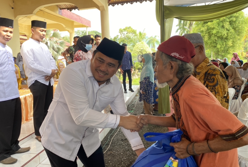 Bupati H.Mashuri SP.ME Bersama Baznas Serahkan Zakat Konsumtif Kepada Para Mustahiq Yang Ada di Kabupaten Bungo
