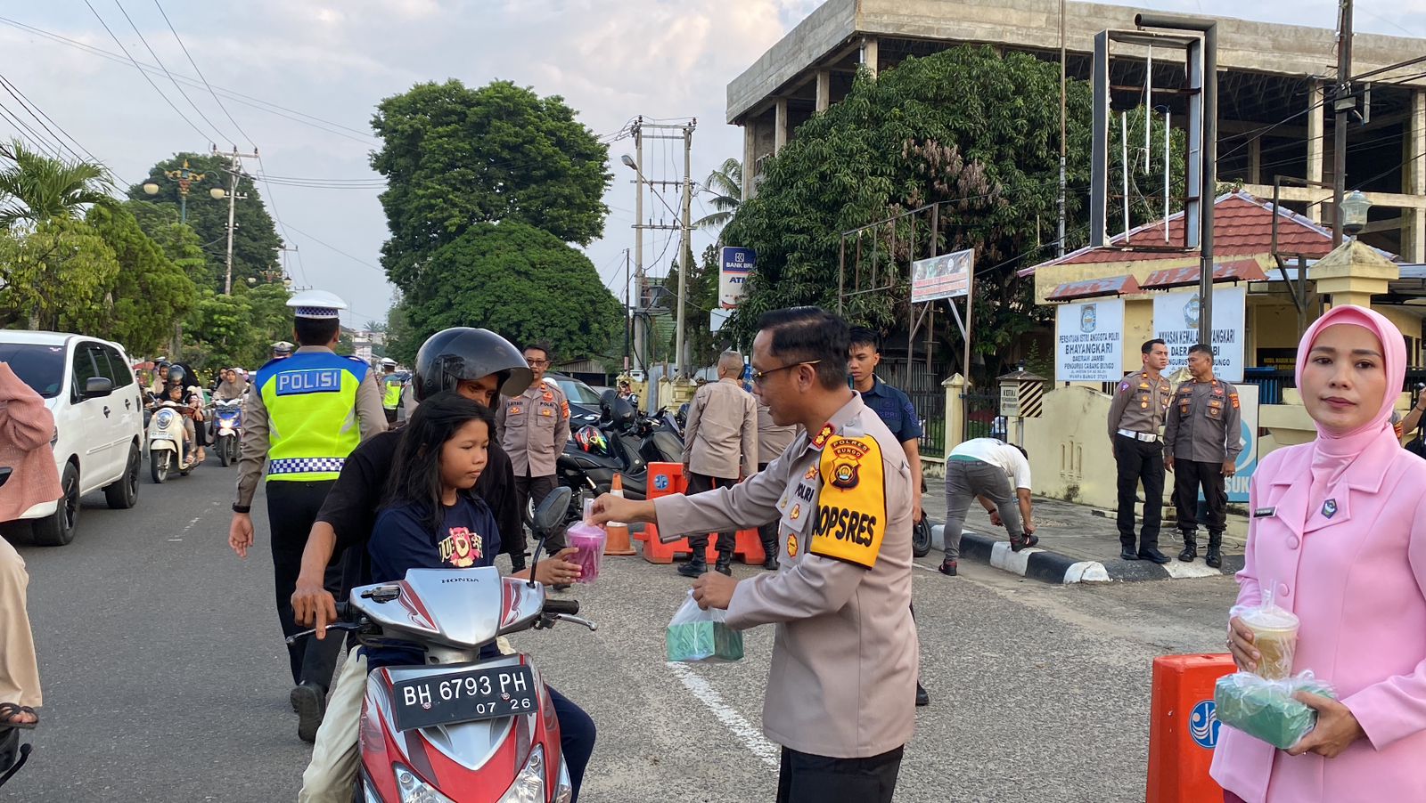 Kapolres Bungo Bersama Ketua Bhayangkari Cabang Bungo Bagi-bagi Takjil di Bulan Ramadhan