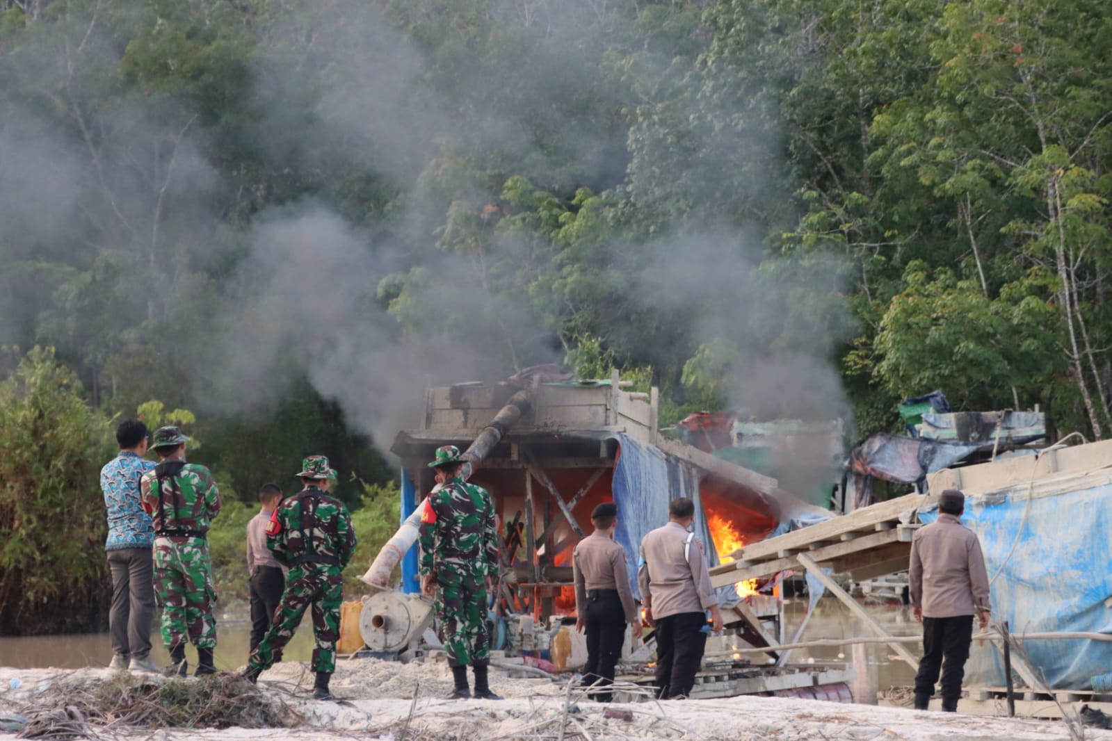 Berantas Peti,Kapolres Bungo Bersama Dandim 0416/Bute Menertibkan Peti di Sungai Buluh