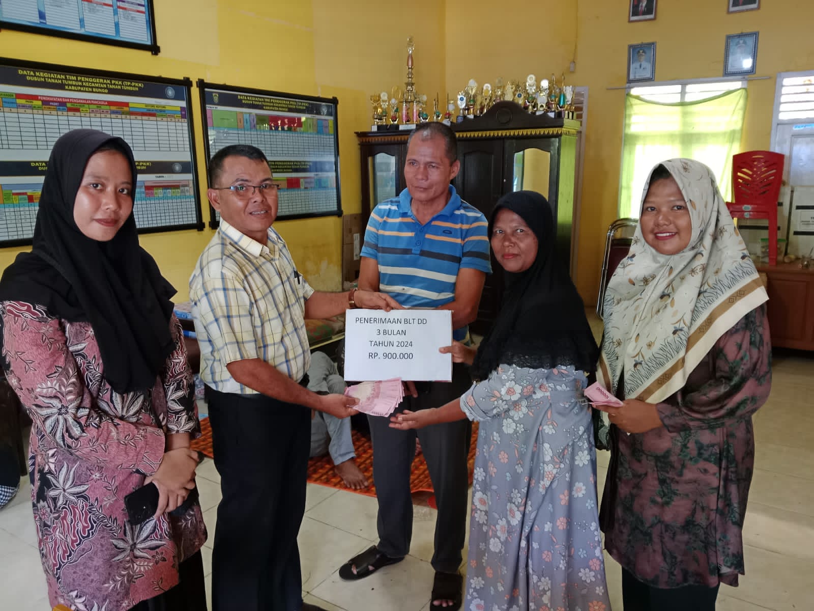 Moment Menghadapi Hari Raya Idul Fitri,Pemdus Tanah Tumbuh Serahkan BLT-DD  Tahun Anggaran 2024