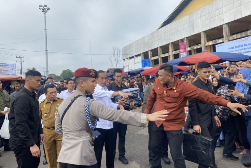 Disambut Antusias Oleh Pedagang,Presiden Joko Widodo Kunjungi Pasar Bungur Muara Bungo Cek Harga dan Stok Bahan Pokok