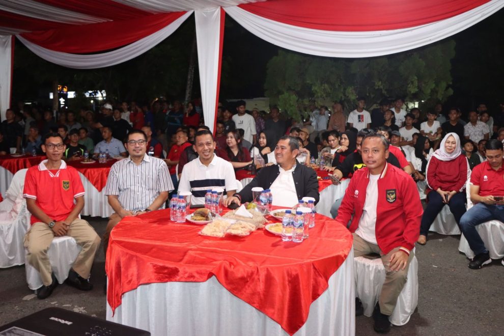 Bupati Bungo Bersama Ratusan Warga Gelar Nobar Pertandingan Timnas Indonesia U-23