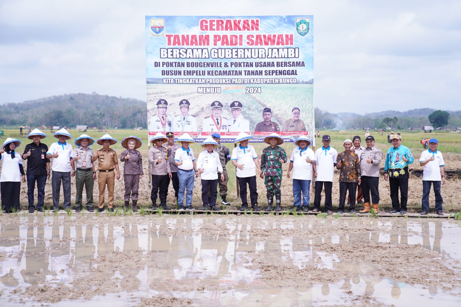 Terus Berupaya Tingkatkan Produksi Padi,Dinas TPH-BUN Bungo Gelar Panen Padi Sawah Bersama Gubernur Jambi, Bupati Bungo,Sekaligus Lakukan Gerakan Tanam Padi Sawah di Dusun Empelu