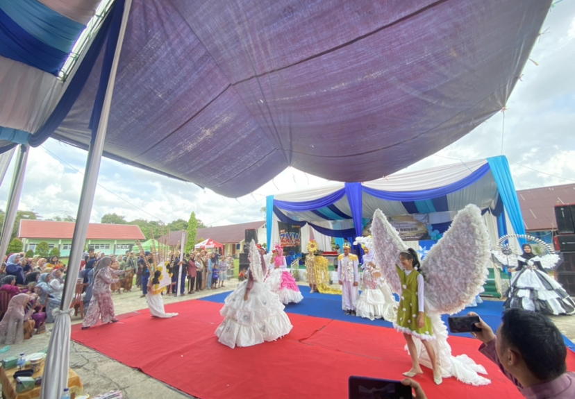 Penampilan Fashion Show Gown Pesta Hasil Karya Siswa/i Turut Memeriahkan Acara Pelepasan dan Perpisahan Siswa/i Kelas XII SMK Negeri 6 Bungo