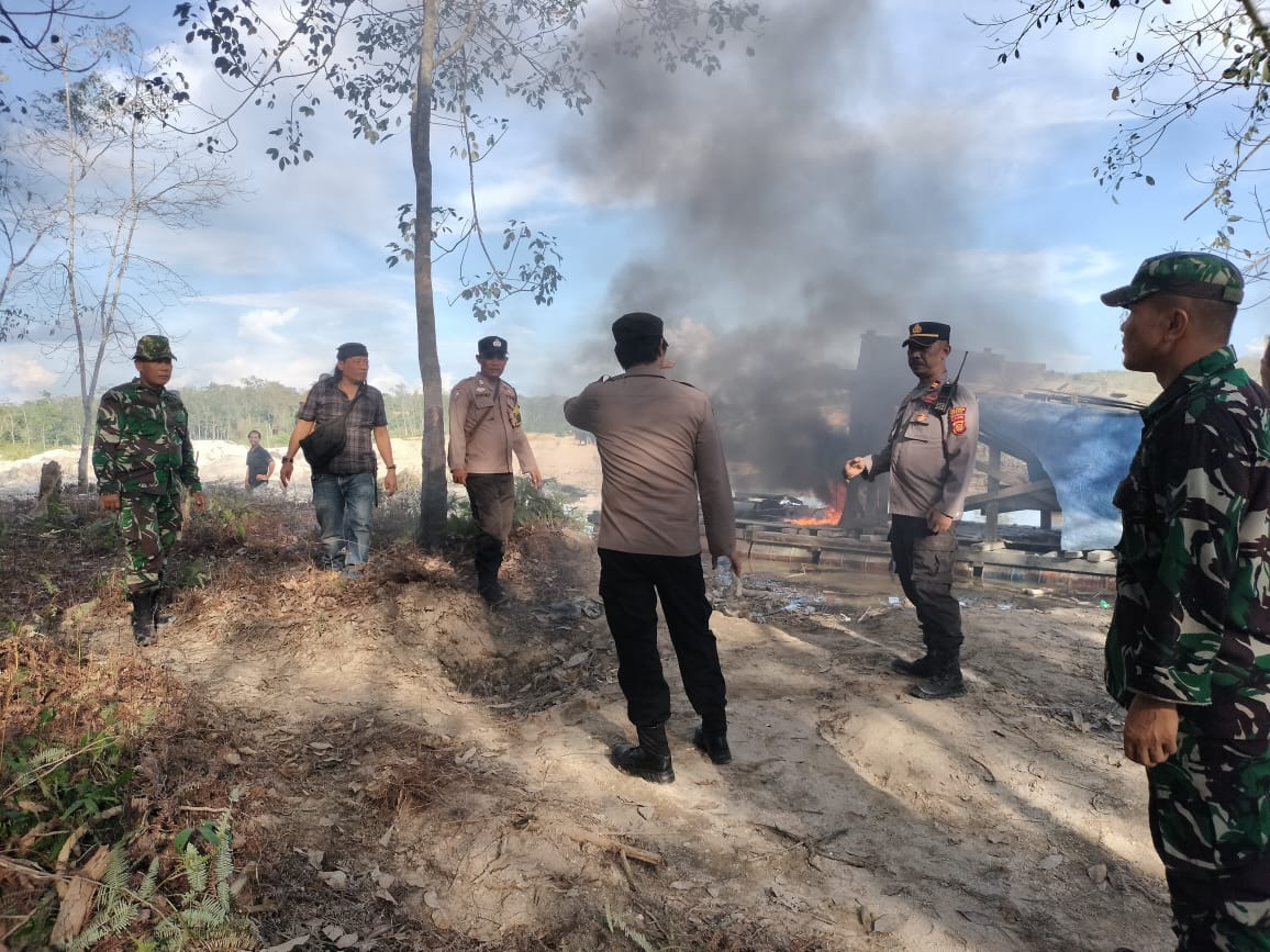Tim Gabungan TNI dan Polri Kembali Memusnahkan 6 Rakit PETI di Sungai Buluh Kabupaten Bungo