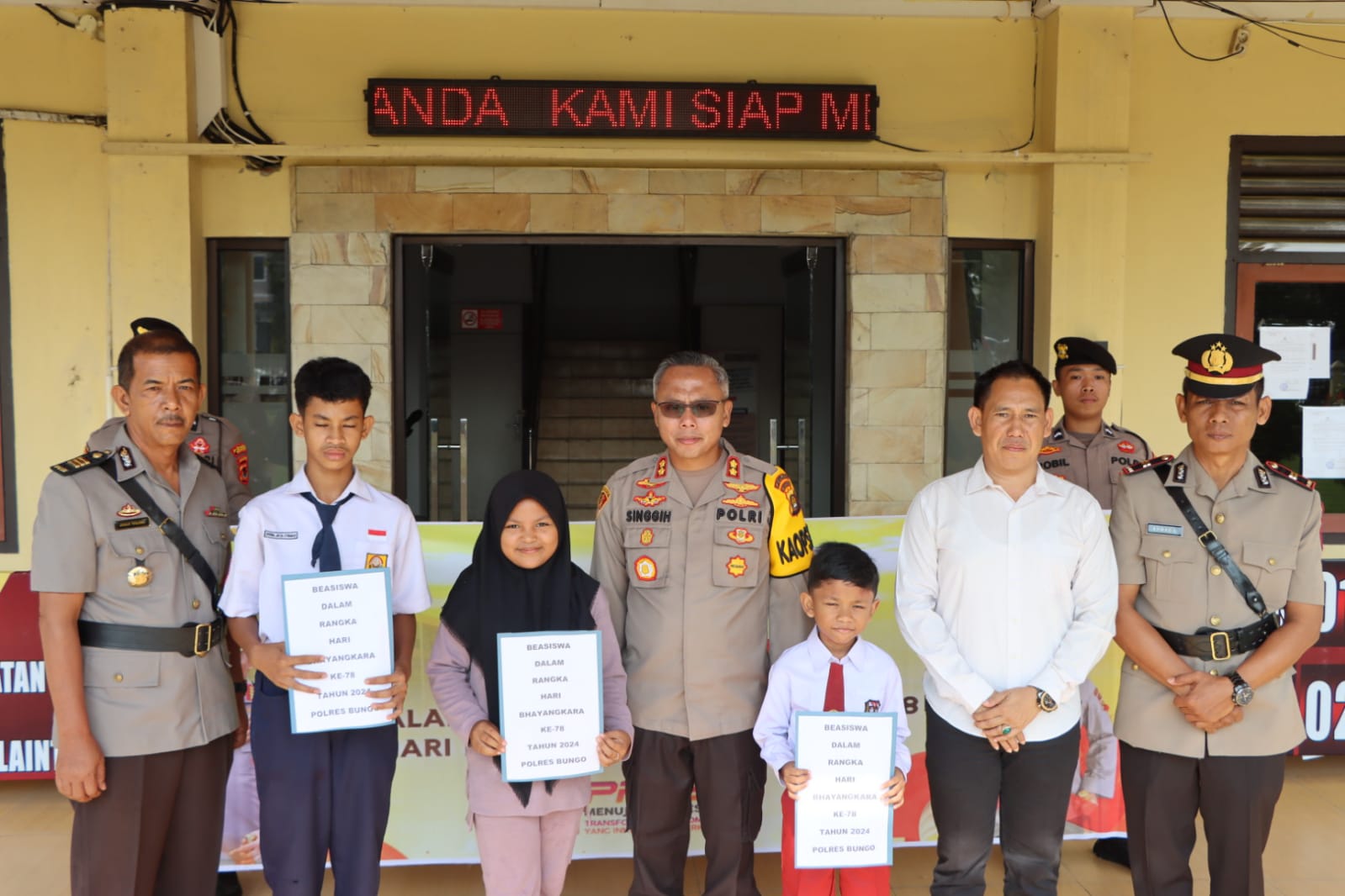 Peringatan HUT Bhayangkara Ke 78 Kapolres Bungo Serahkan Beasiswa Kepada Siswa Berprestasi