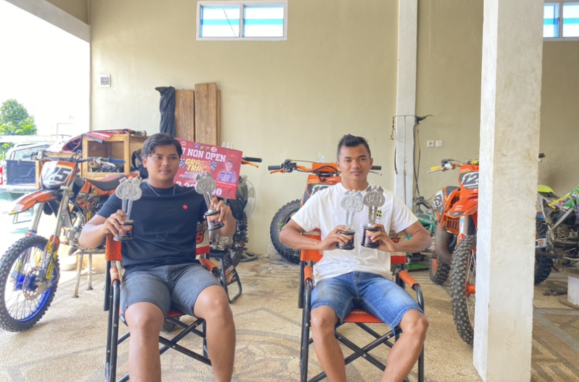 Prestasi Membanggakan Team Ahenk 125 Bungo Selalu Juara di Stiap Event Grass Track ,,Team Ahenk 125 Juga Menyayangkan Tidak Adanya Regulasi Dari IMI Jambi Terkait Perlombaan Kelas Yang Dijuarakan