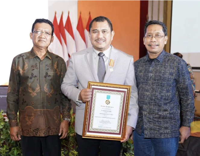 Bupati Bungo Terima Penghargaan Sebagai Tokoh Penggerak Koperasi Madya Tingkat Nasional