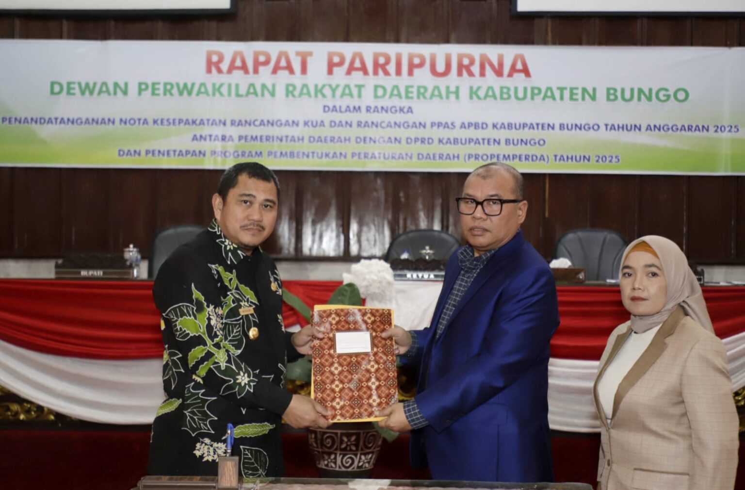Bupati Bersama Pimpinan DPRD Bungo Menandatangani Nota Kesepakatan Rancangan KUA dan PPAS TA 2025