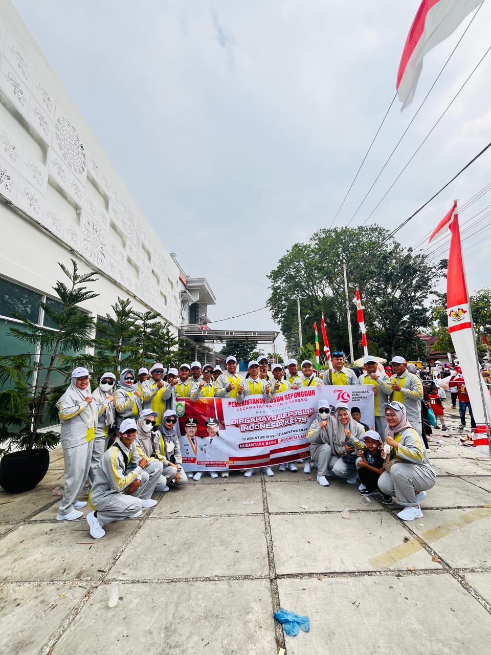Meriahkan HUT RI Ke-79,Pemdus Sepunggur Bersama Anggota PKK Dusun Ikuti Pawai Pembangunan Tahun 2024