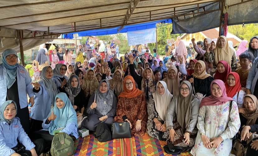 Sambut Kedatangan Elza Dedy, Emak-emak Dusun Telentam Siap Menangkan Dedy-Dayat