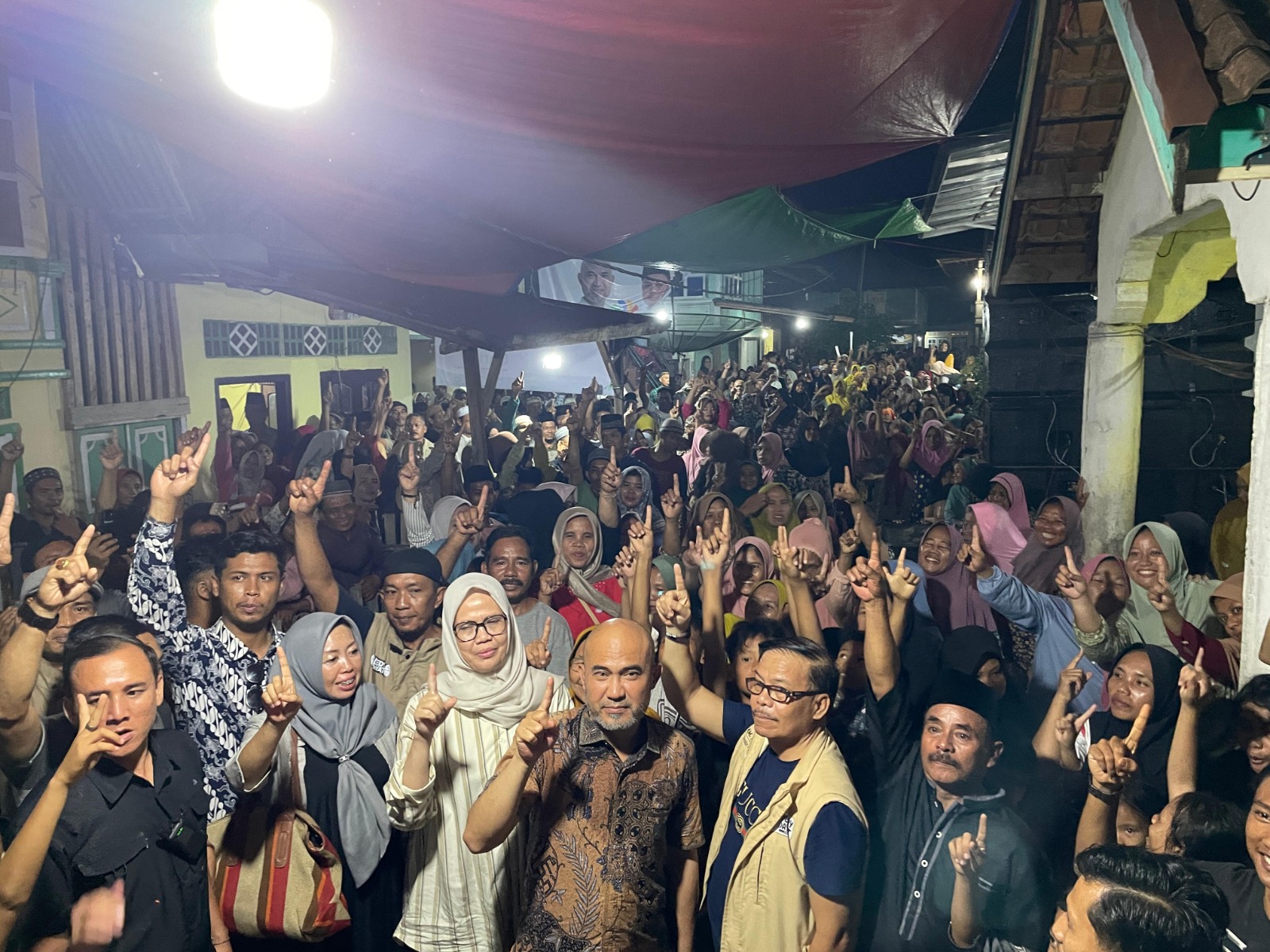 Meledak! Masyarakat Dusun Empelu Tumpah Ruah Satu Suara Pilih Paslon 01
